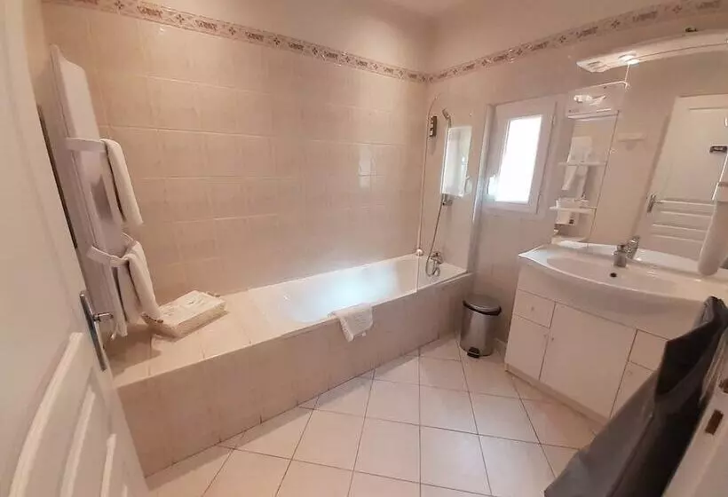 ホテル Logis Hôtel Restaurant Le Clos Des Capitelles