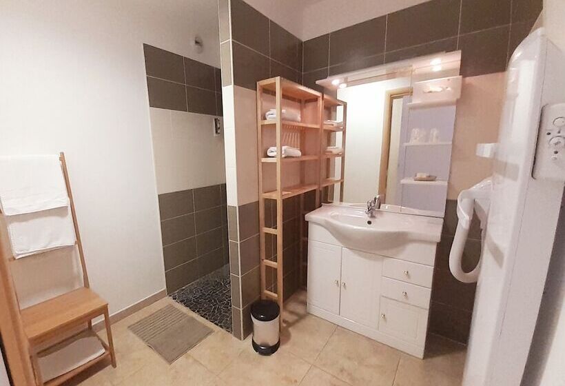 Отель Logis Hôtel Restaurant Le Clos Des Capitelles