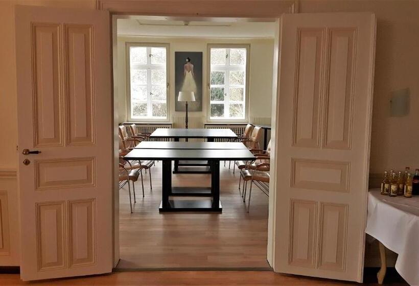 Landsitzhotel Und Seminarium Peterhof