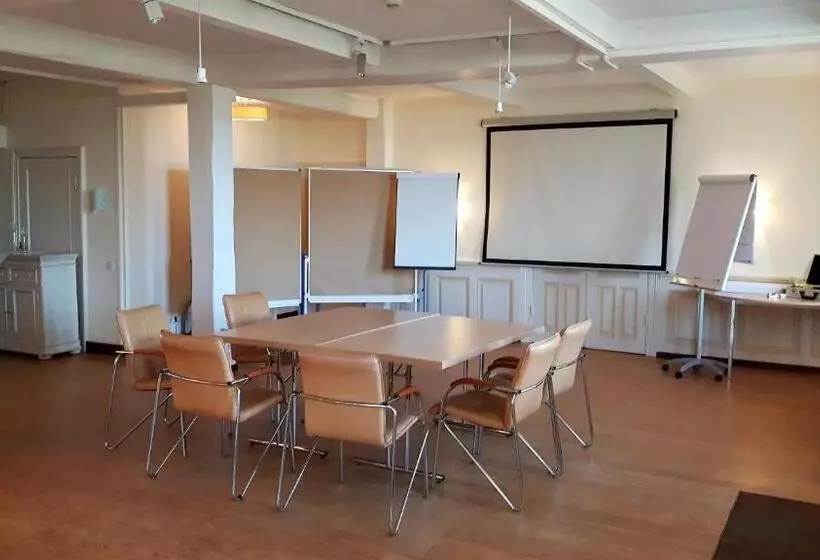 Landsitzhotel Und Seminarium Peterhof