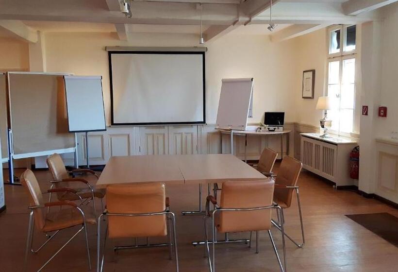 Landsitzhotel Und Seminarium Peterhof