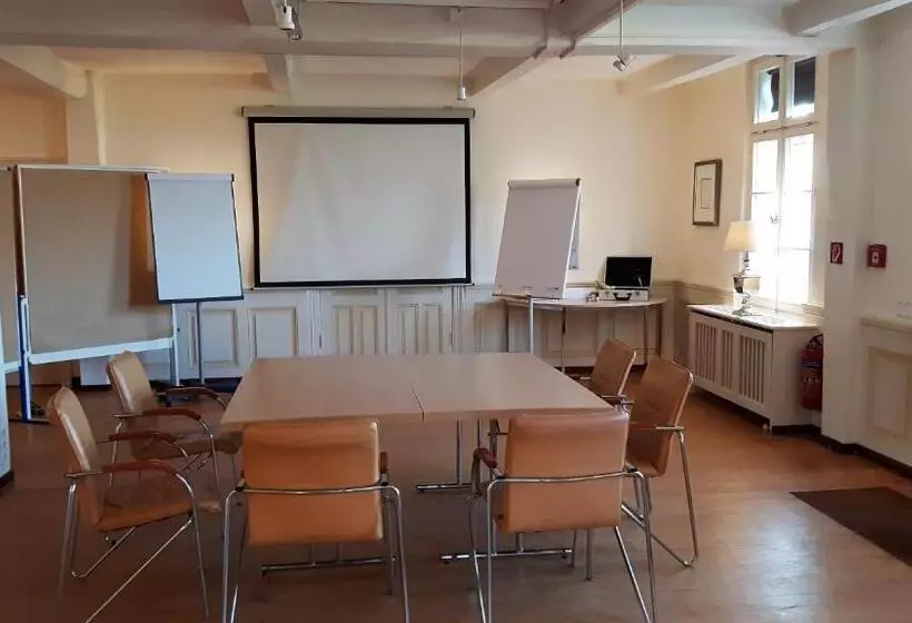 Landsitzhotel Und Seminarium Peterhof