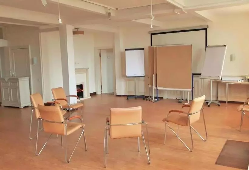 Landsitzhotel Und Seminarium Peterhof