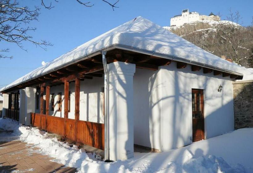 ペンション Vár Kert Vendégház