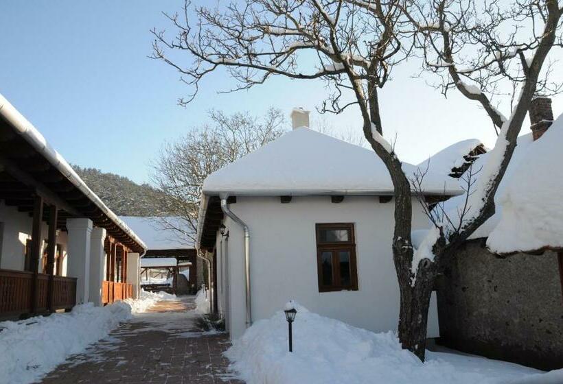 ペンション Vár Kert Vendégház