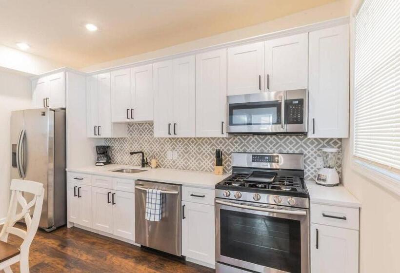 Bed and Breakfast 2 Blocks From Beach Sleeps 16