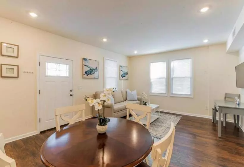 Aamiaismajoitus (B&B) 2 Blocks From Beach Sleeps 16