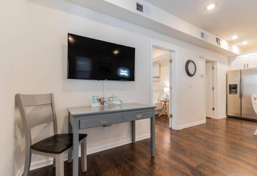 Bed and Breakfast 2 Blocks From Beach Sleeps 16