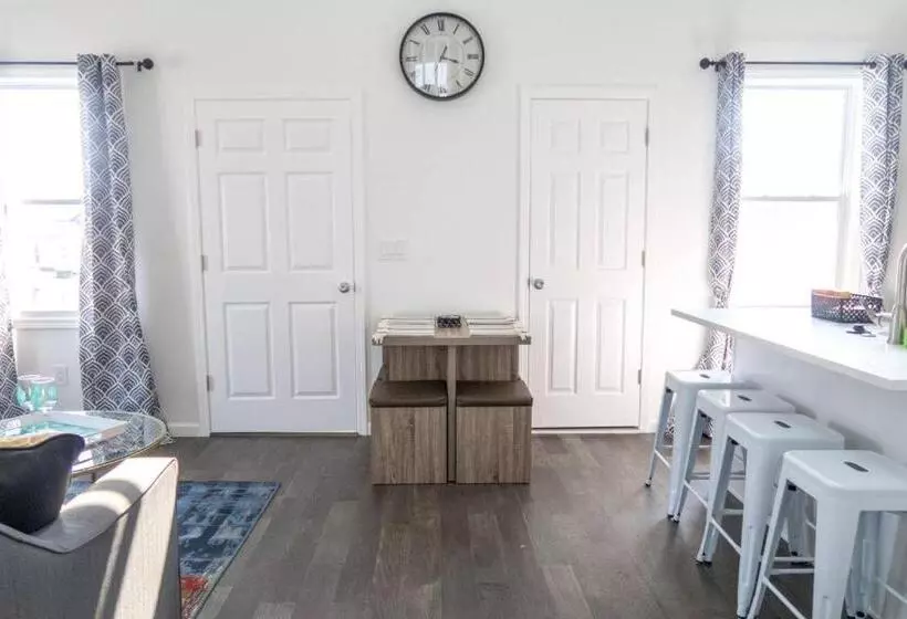 Aamiaismajoitus (B&B) 2 Blocks From Beach Sleeps 16