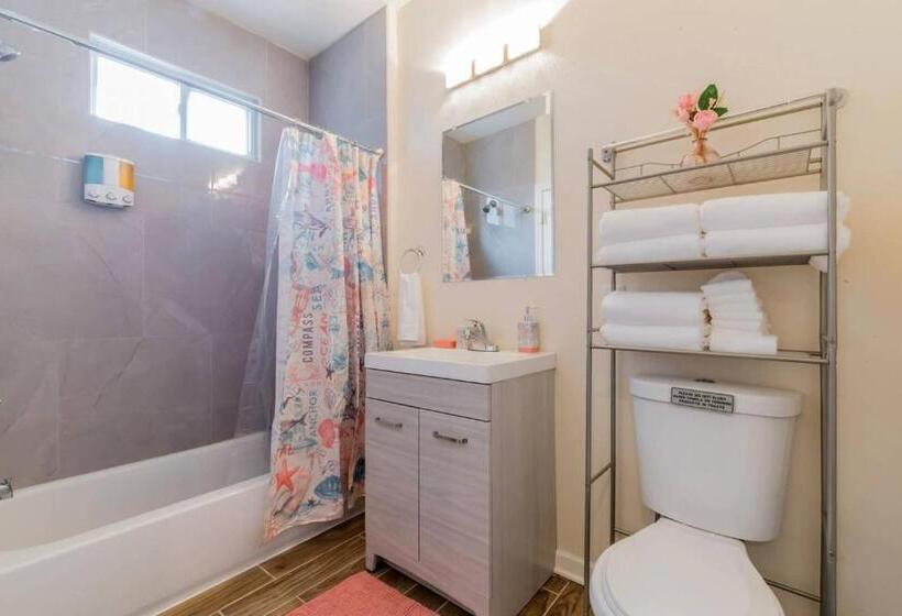 Bed and Breakfast 2 Blocks From Beach Sleeps 16