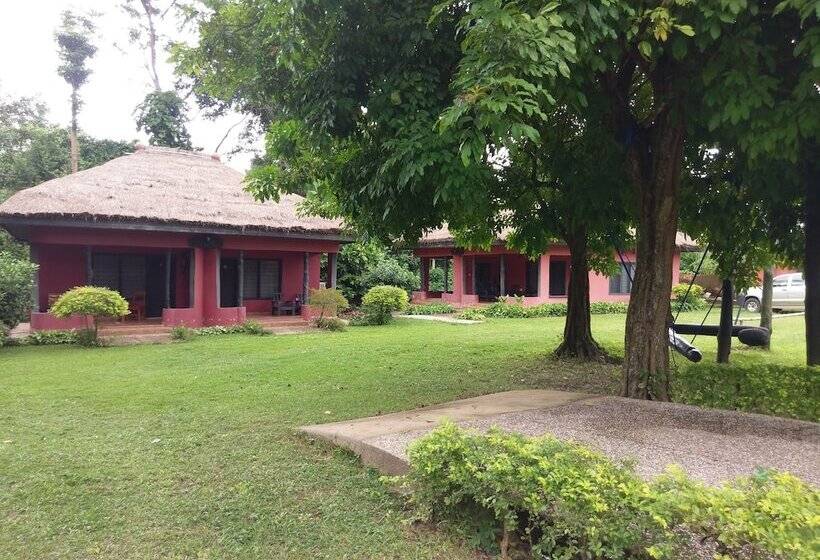 فندق Big Foot Safari Lodge