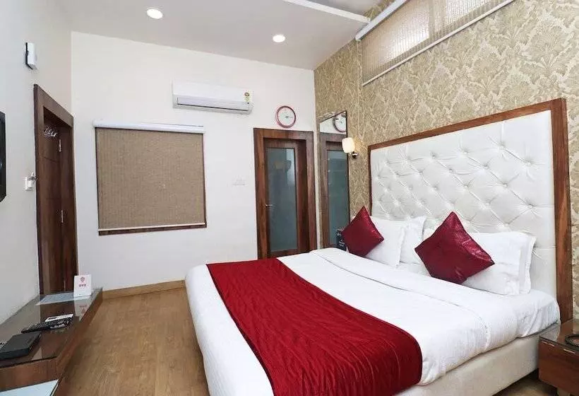 ホテル Pandav By Oyo Rooms