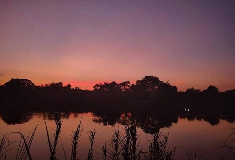 בית מלון כפרי The Antique Riverside Resort