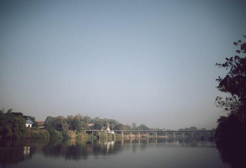 בית מלון כפרי The Antique Riverside Resort