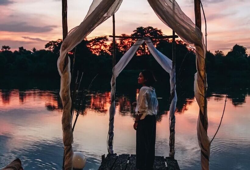 בית מלון כפרי The Antique Riverside Resort