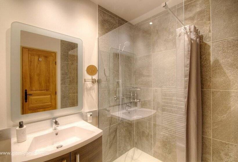 بنسيون Castellu D Orezza