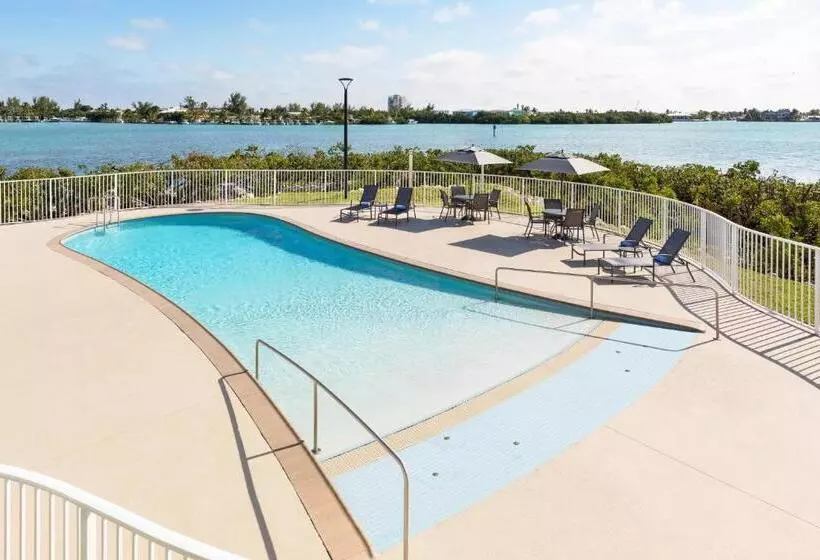 هتل Fairfield By Marriott Inn & Suites Marathon Florida Keys