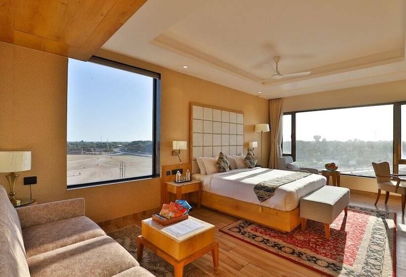 Hotel The Square Somnath