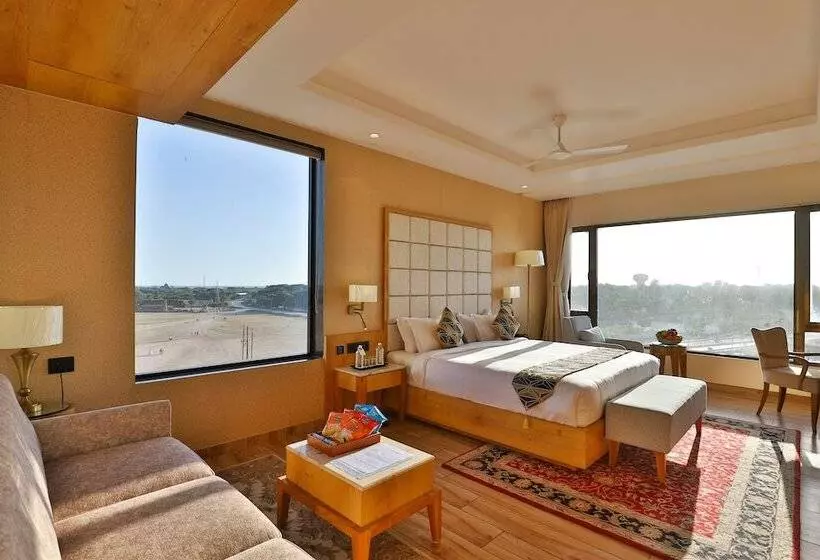 ホテル The Square Somnath