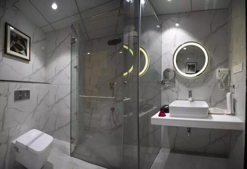 ホテル The Square Somnath