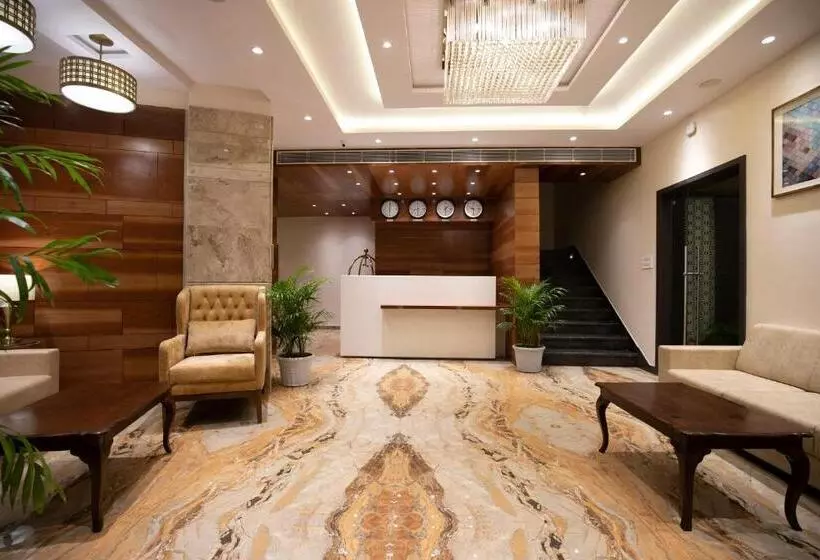 ホテル The Square Somnath