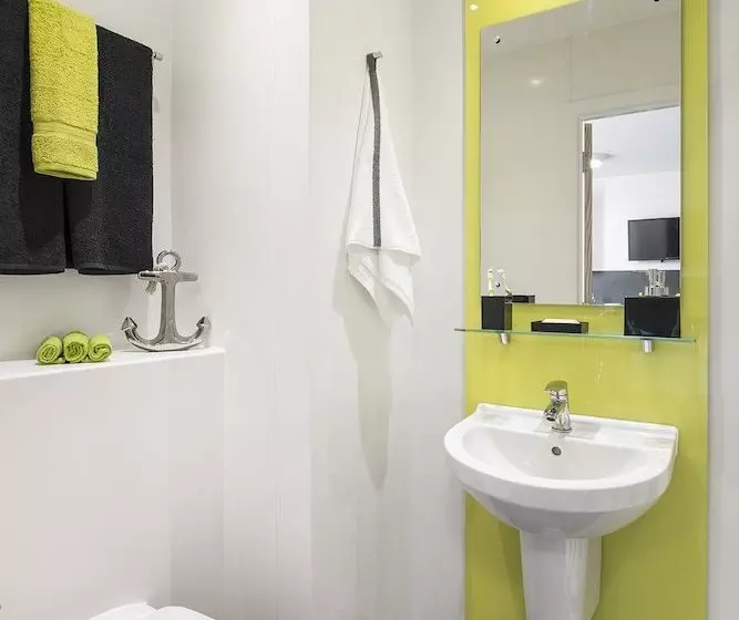 Retkeilymaja Austen House  Campus Accommodation