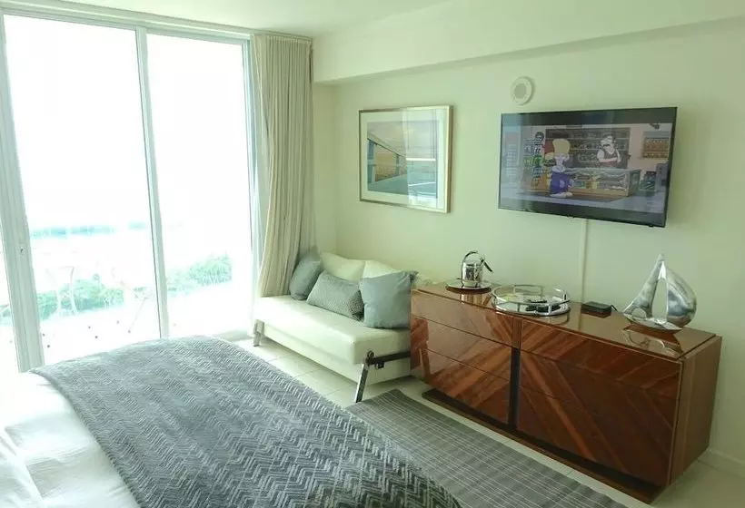 هتل Ocean Million Dollar View Studio + Balcony #2