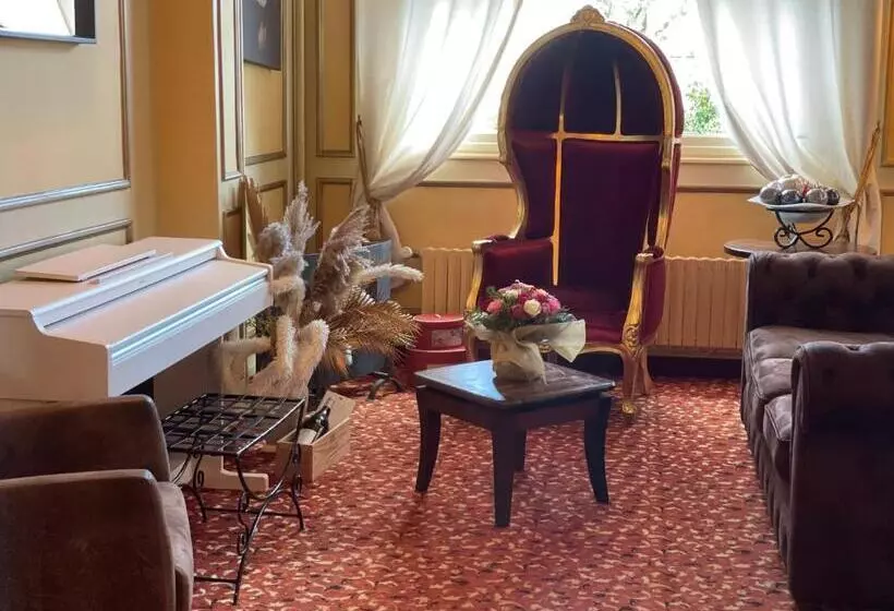 Hotelli Les 3 Rois By Yy