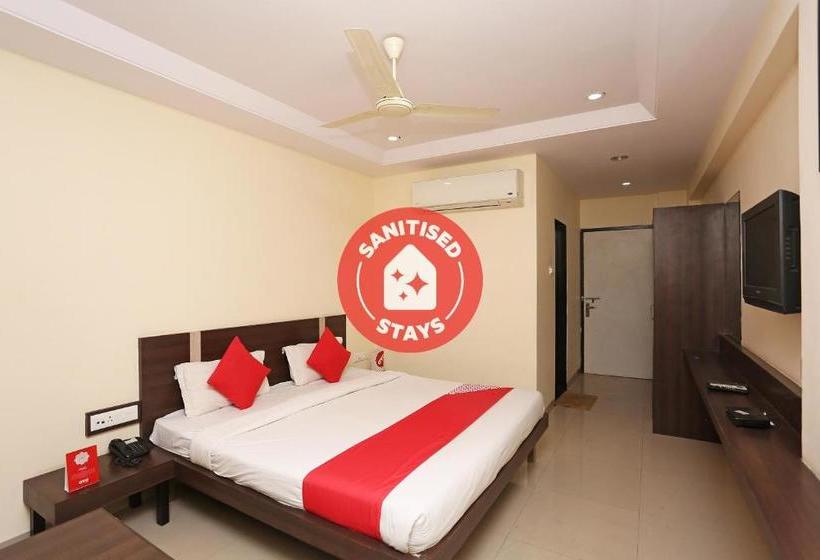 Отель Oyo 22040 Central Plaza