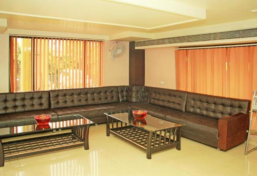 Отель Oyo 22040 Central Plaza