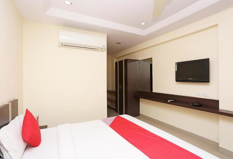 Отель Oyo 22040 Central Plaza