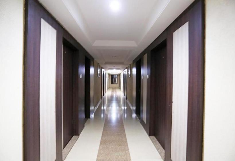 Отель Oyo 22040 Central Plaza