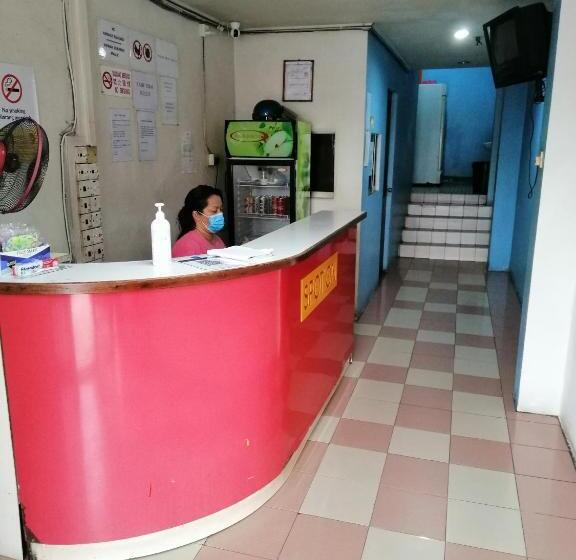 Otel Spot On 89916 Gold Star