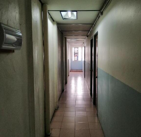 Otel Spot On 89916 Gold Star