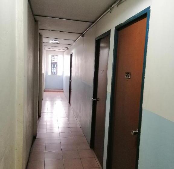 Otel Spot On 89916 Gold Star