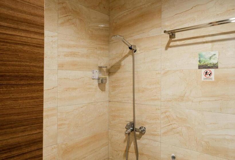 פנסיון Reddoorz Plus Near Lippo Mall Kemang 2