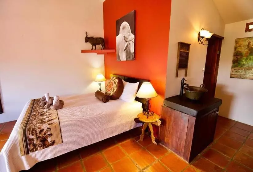 Toucan Lane Hotel And Restaurant