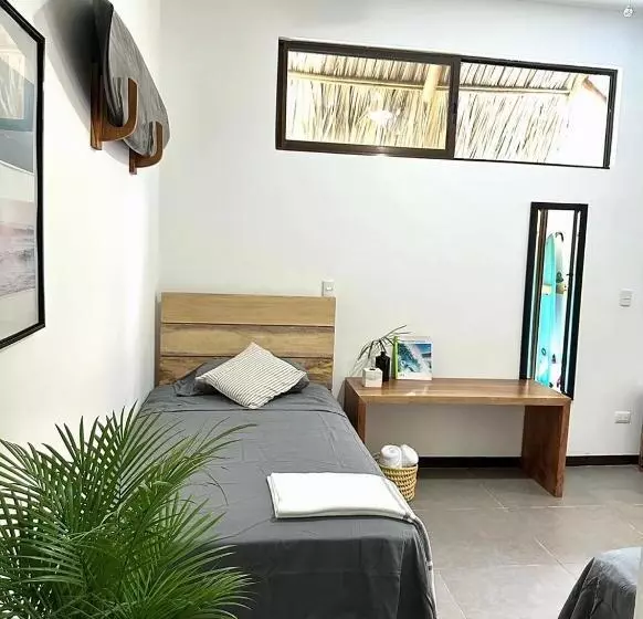 تختخواب و صبحانه El Chante Surf House