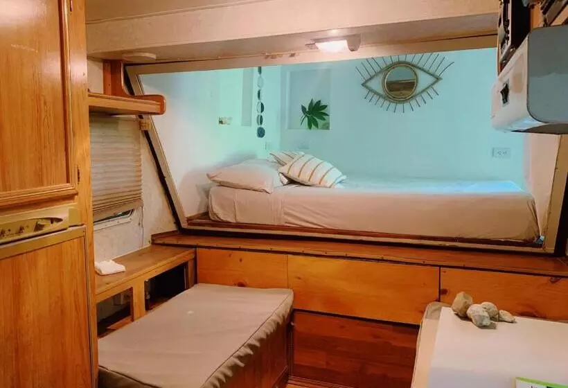 تختخواب و صبحانه El Chante Surf House