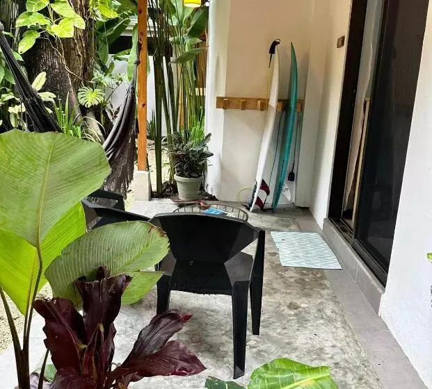 تختخواب و صبحانه El Chante Surf House