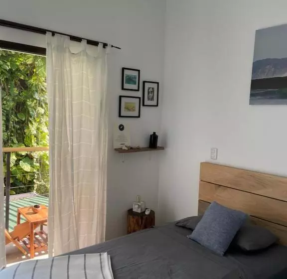 تختخواب و صبحانه El Chante Surf House