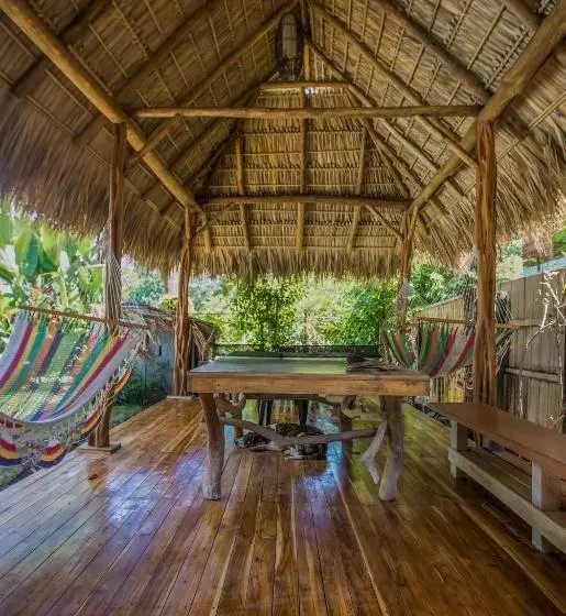 تختخواب و صبحانه El Chante Surf House