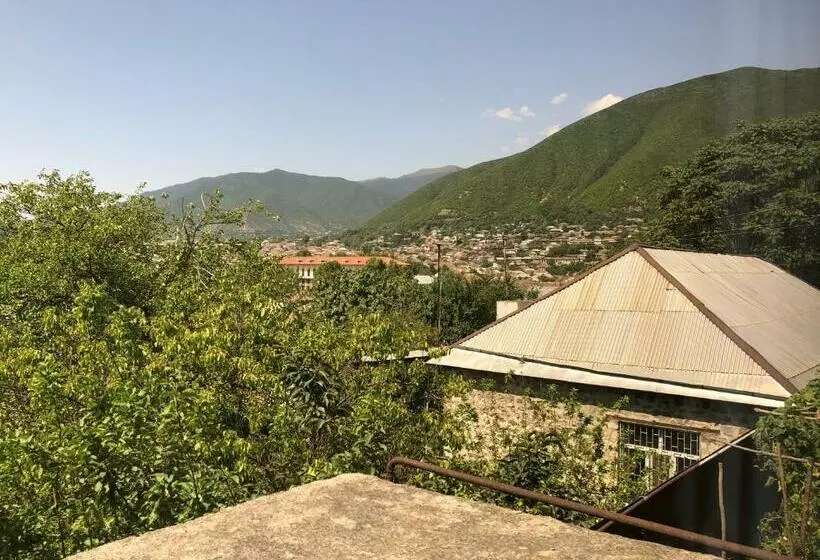 تختخواب و صبحانه Shaki Host House