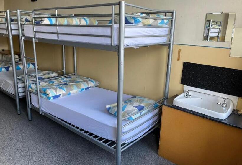 הוסטל Chalet Backpackers