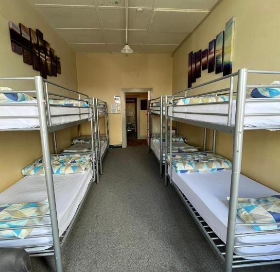 הוסטל Chalet Backpackers