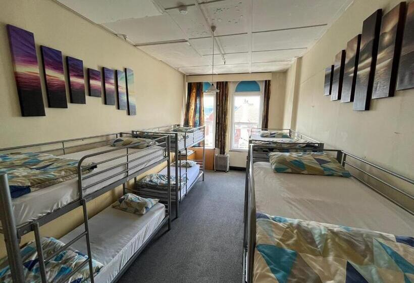 הוסטל Chalet Backpackers