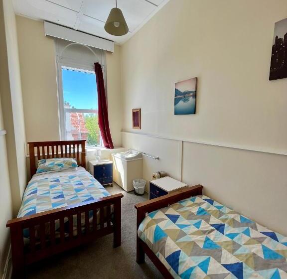 הוסטל Chalet Backpackers