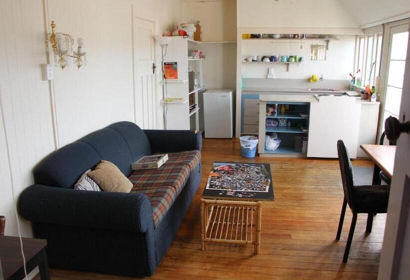 הוסטל Chalet Backpackers