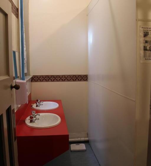 הוסטל Chalet Backpackers