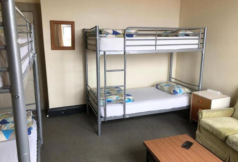 הוסטל Chalet Backpackers